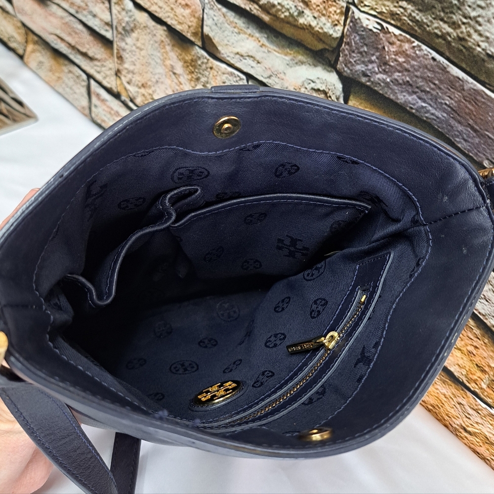 TORY BURCH LEATHER CROSSBODY BAG in STO~A~WAY NAVY - Picture 9 of 16